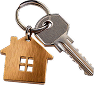 Металлический ключ на брелоке с деревянной ключницей в форме домика с четырьмя вырезами для окон — идеальный вариант для владельцев каркасных домов в Домодедово или тех, кто любит дома из бруса.